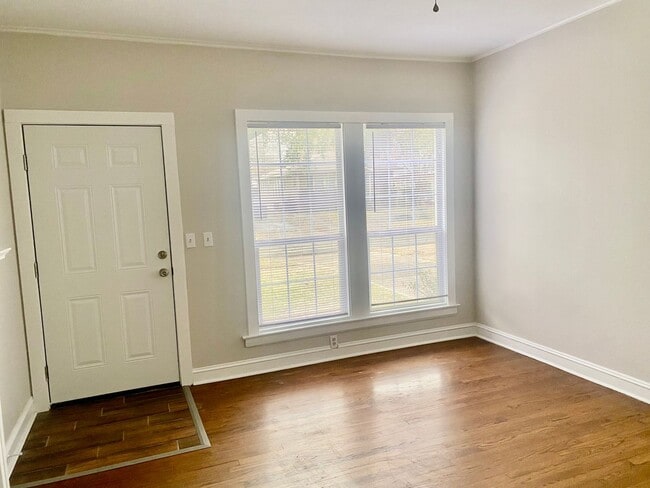 Building Photo - Charming 2-Bedroom Duplex for Lease – South Highlands