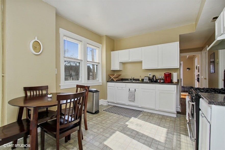 Kitchen - 2915 Hamlin N Ave
