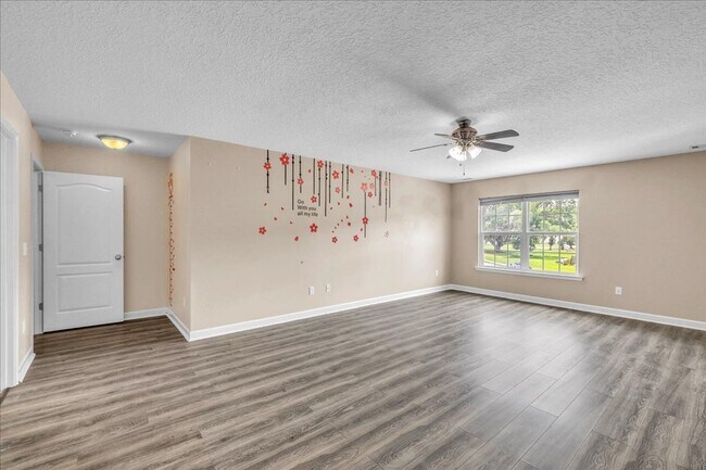 Building Photo - Spacious 4 Bed, 2.5 Bath in White Oak