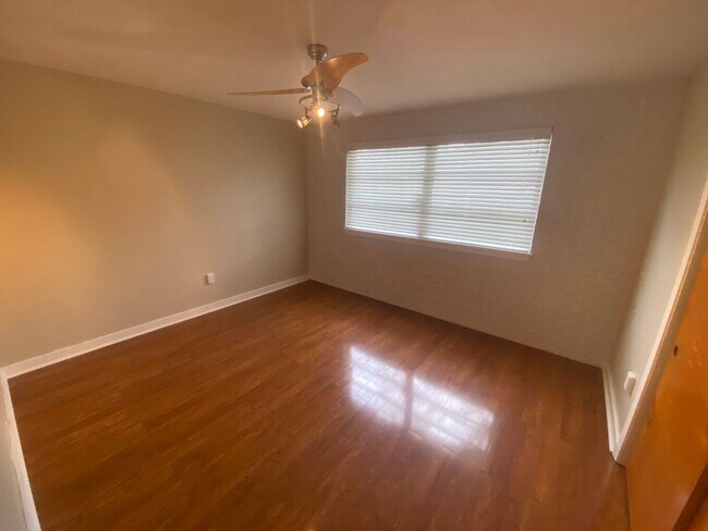 Building Photo - 3 Bedroom House in the Garden District