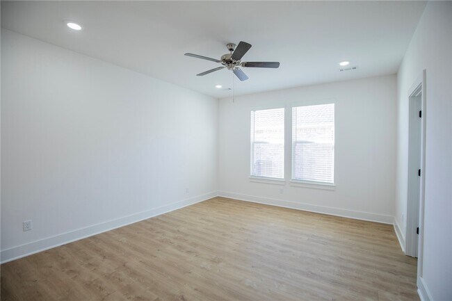 Building Photo - 136 S Broyles Ave