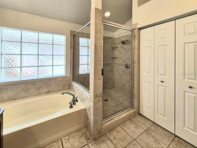 Building Photo - 2214 Green Oaks Ln