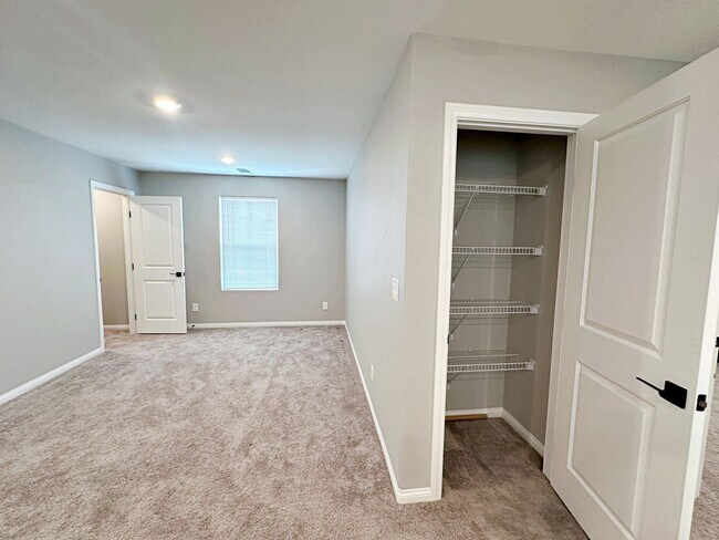 Building Photo - 4 BEDROOM + LOFT HOME IN GATED COMMUNITY