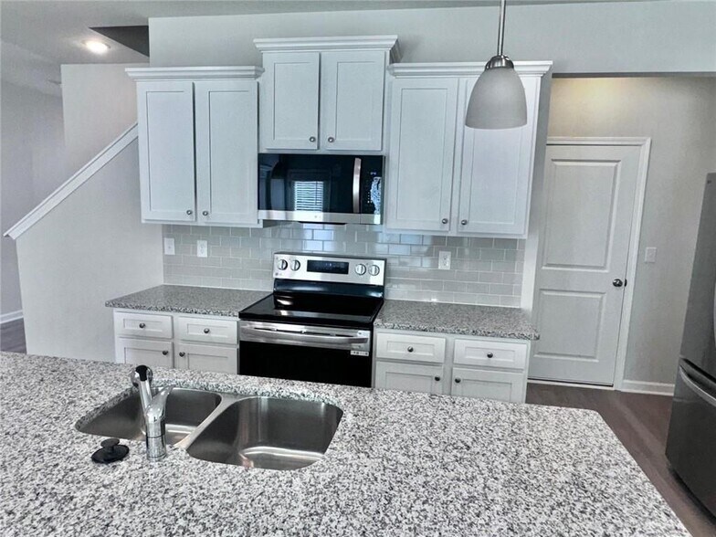 Building Photo - 2618 Swan Lake Dr SW