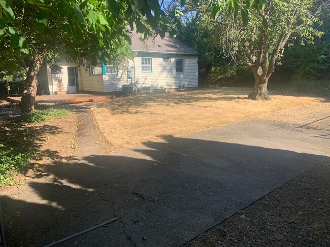 Building Photo - Colonial Style Home on Park-Like Grounds
