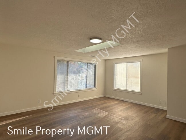Building Photo - Great Size House