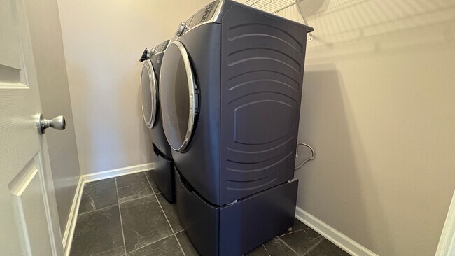 Building Photo - Beautiful and Spacious