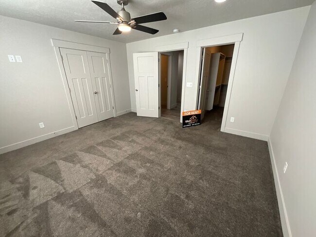 Building Photo - 2 bedroom 2 1/2 bath 2 car garage small do...