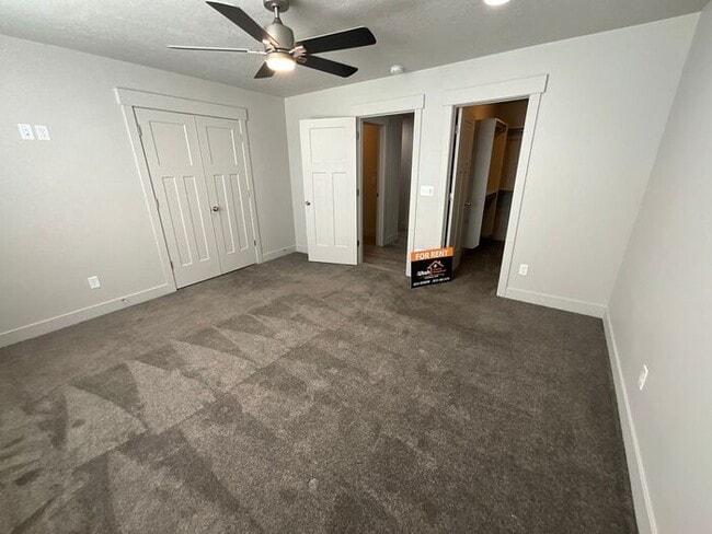 Building Photo - 2 bedroom 2 1/2 bath 2 car garage small dog friendly