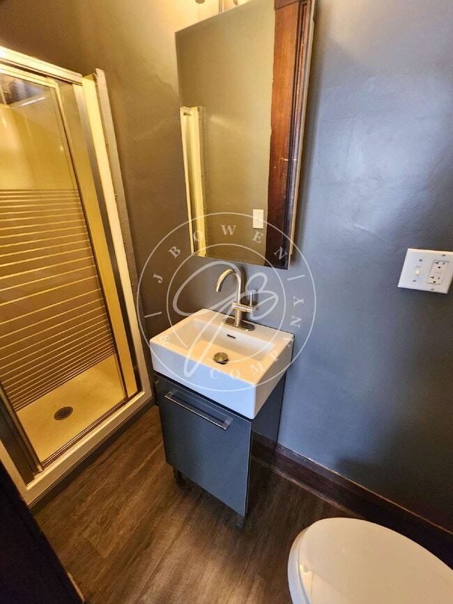 Building Photo - Charming 1-Bedroom-No transferring of util...