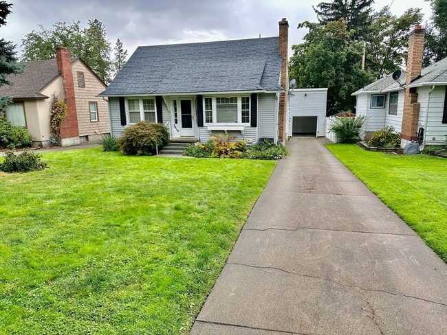Building Photo - Charming Downriver Home