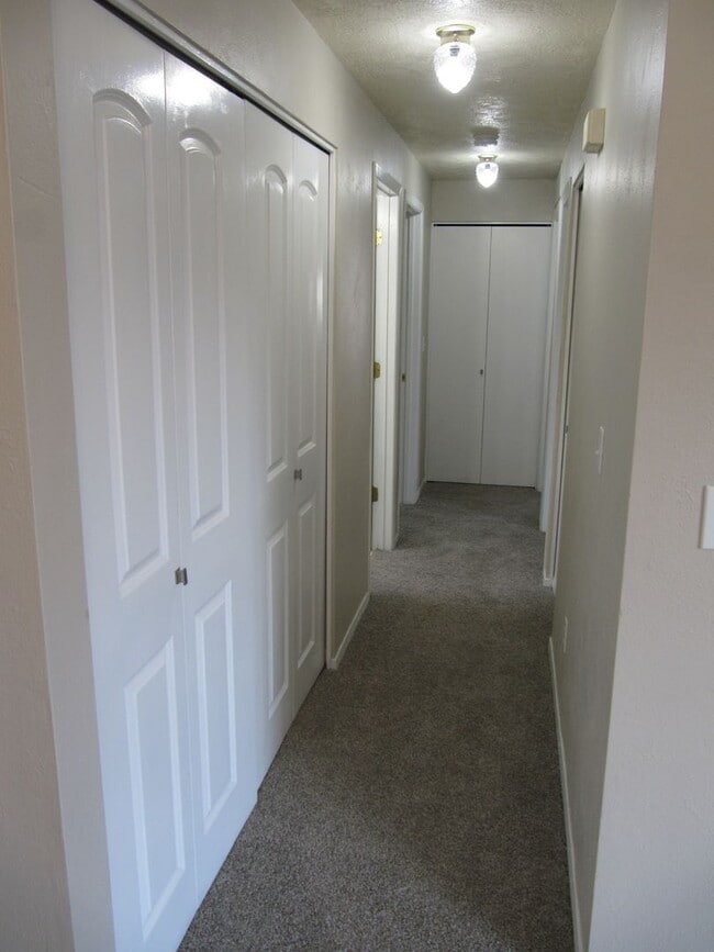 Building Photo - Three Bedroom Home on a Cul-de-sac, Landscaping Provided!