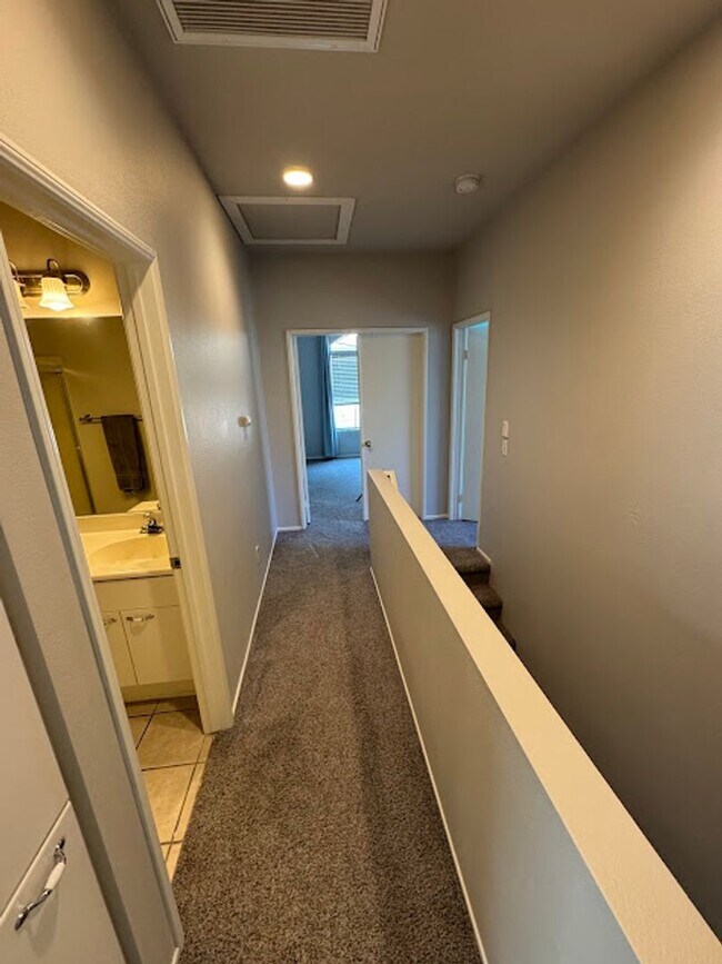 Building Photo - Welcome to this stunning 3-bedroom, 2.5-ba...