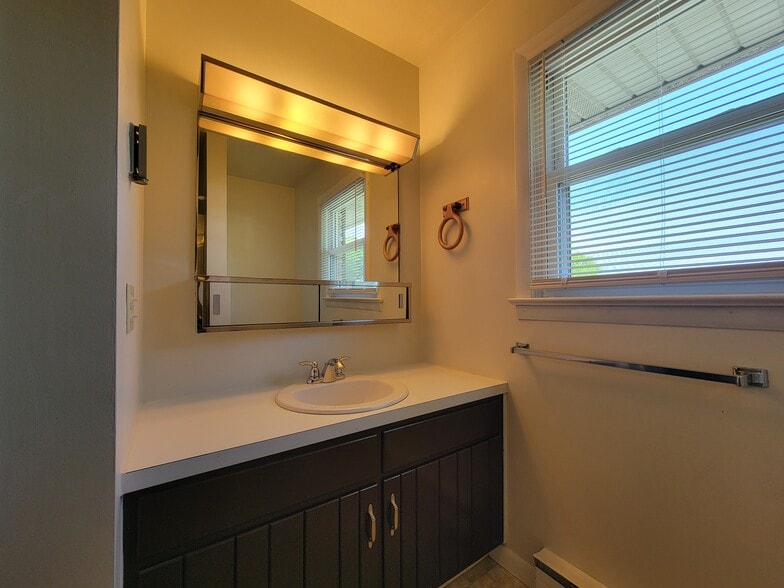 Building Photo - 457 W Main Ave