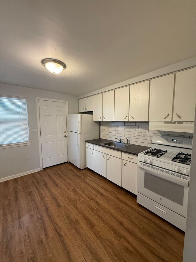 Building Photo - 2124 14th Ave