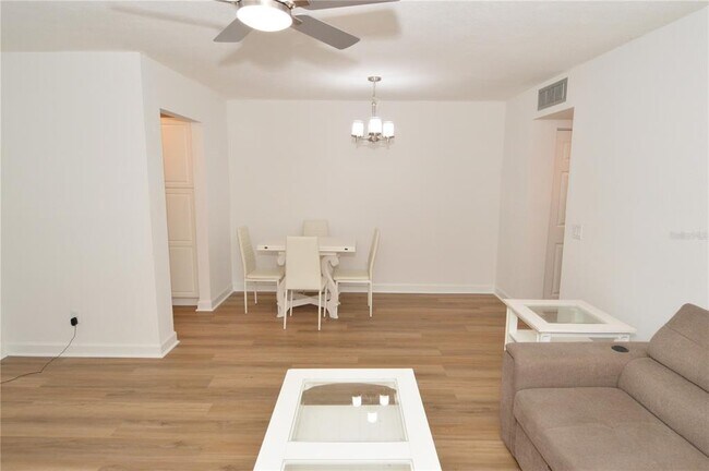 Building Photo - 4700 Cove Cir