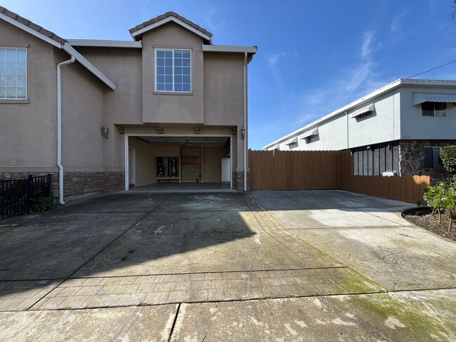 Building Photo - Upgraded and Beautiful Spacious 4 Bedroom ...