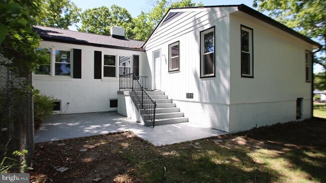 Building Photo - 2608 Holly Dr