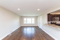 Building Photo - 3 bedroom in Chicago IL 60625