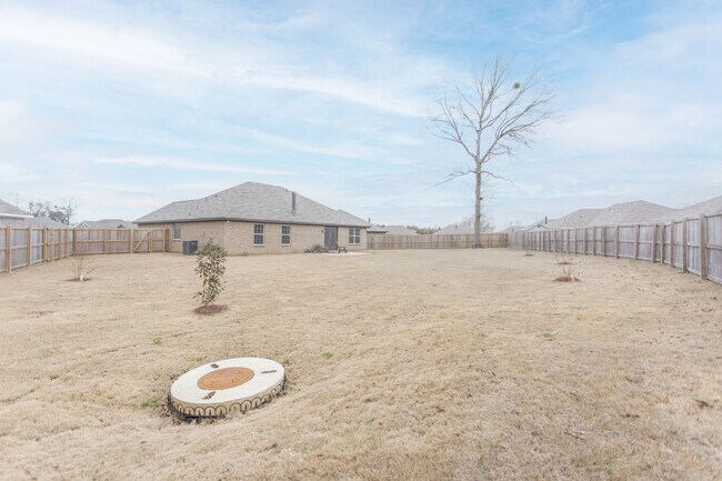 Building Photo - 1128 Honeysuckle Dr