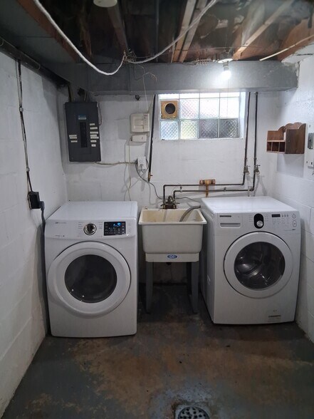Washer/Dryer - 806 Westbury Rd