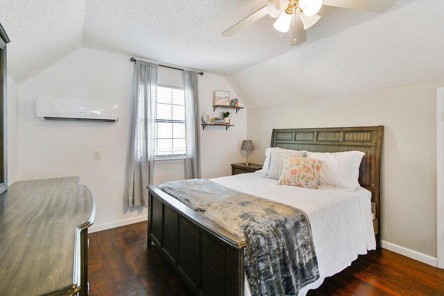 Building Photo - 7017 Jefferson Ridge Dr