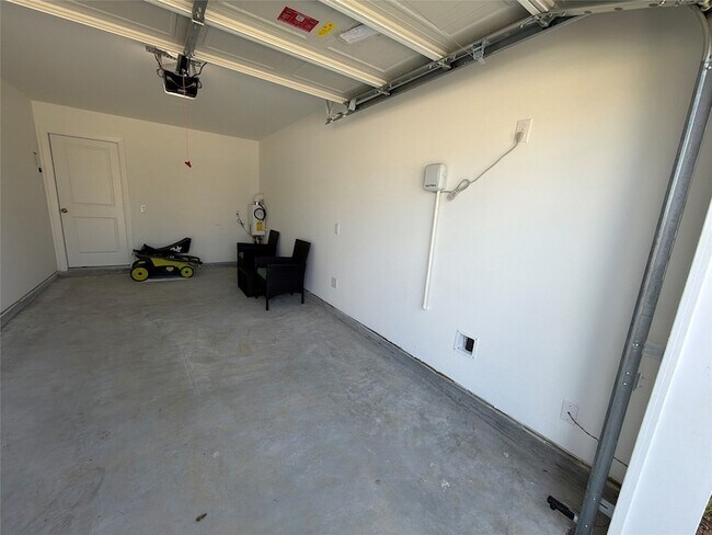 Building Photo - 930 Pertuso Ln