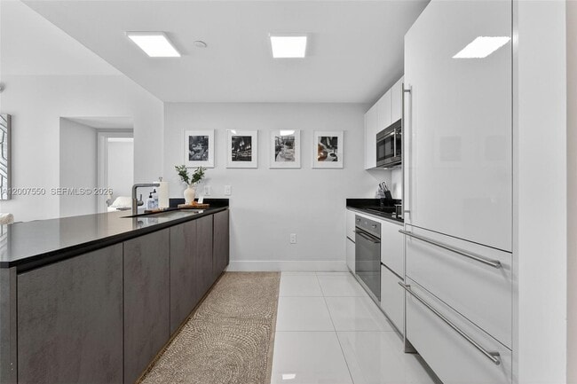 Building Photo - 1010 Brickell Ave