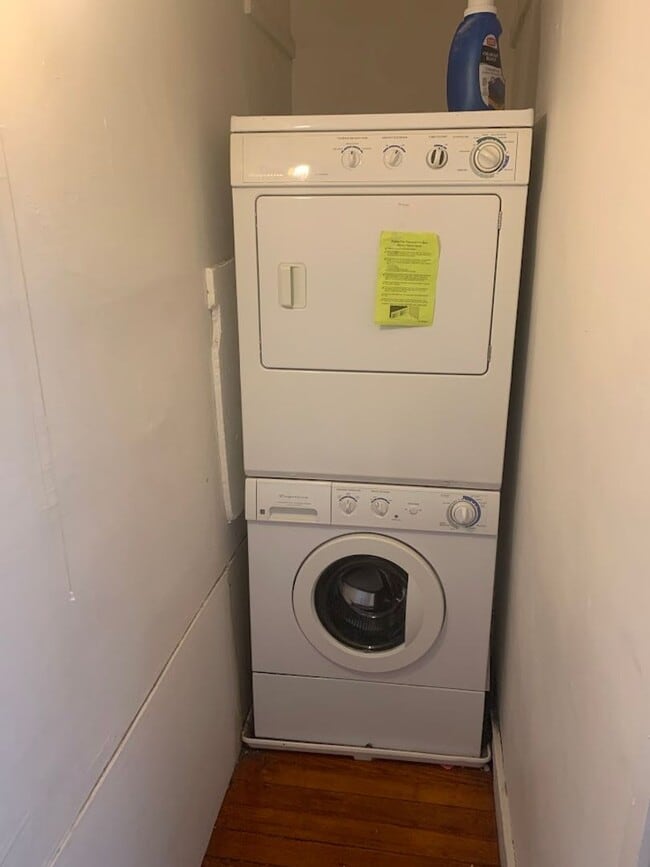 Building Photo - Spacious Two Story duplex on Walnut Street!