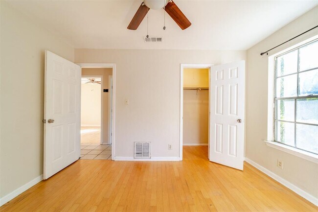 Building Photo - 1738 Rutland Dr