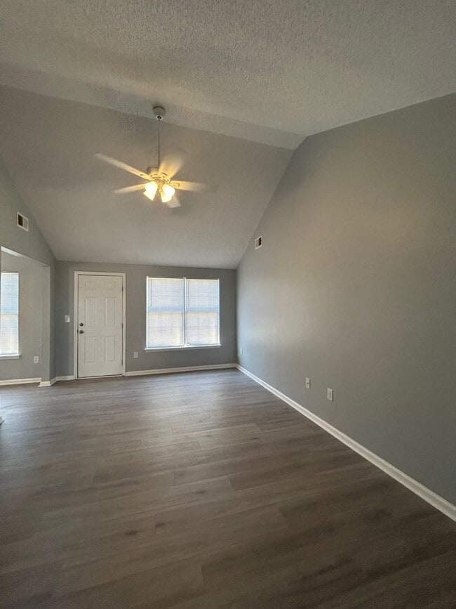 Building Photo - Charming 3BR /2BA  Home with many upgrades in North Charleston