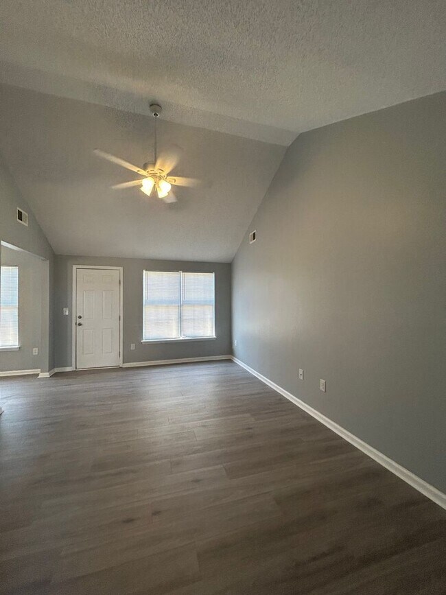 Building Photo - Charming 3BR /2BA  Home with many upgrades...