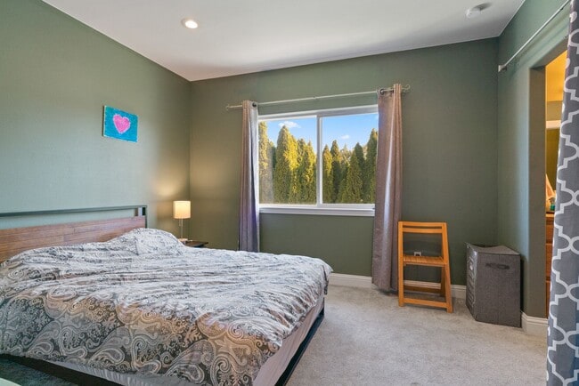 Building Photo - Beautiful 3 Bedroom 2.5 bath home with 2 c...