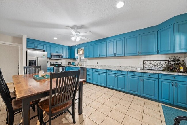 Building Photo - 2033 Lakeview Dr