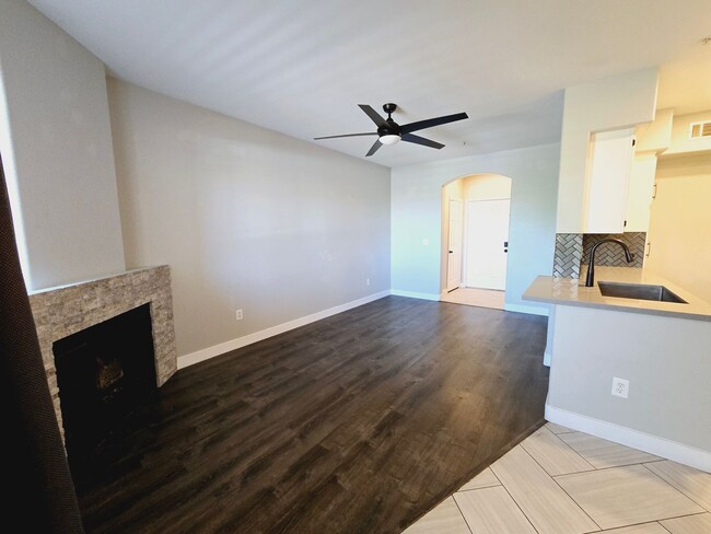 Building Photo - GUARD GATED CONDO W/ GARAGE