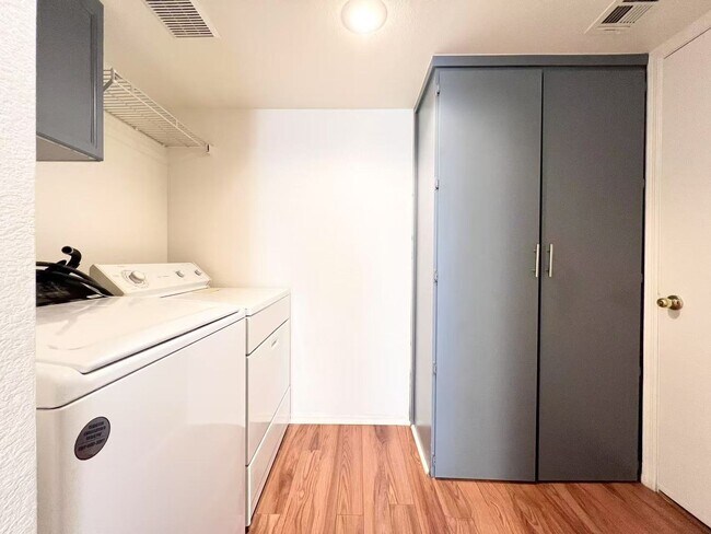 Building Photo - Spacious Townhome in Desirable Green Valle...