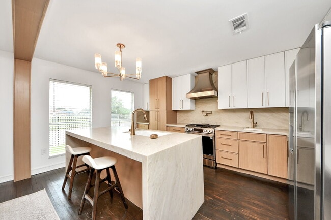 Building Photo - Luxury Living Meets Modern Elegance in the Heart of Houston