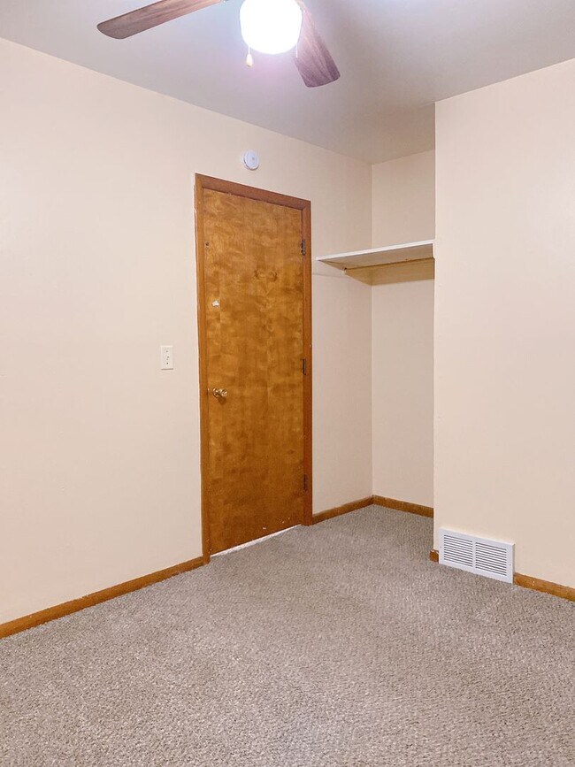 Building Photo - Beautiful 3 bed South Omaha/Hanscom Park Home with Attaced 1 car garage! $1,425!