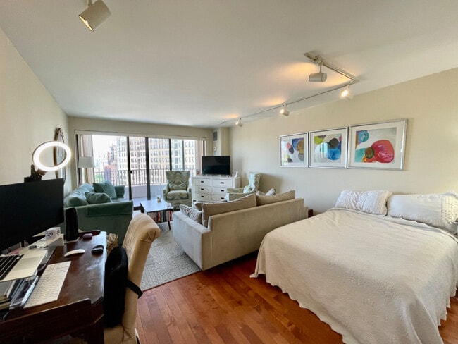 Building Photo - 2020 N Lincoln Park W