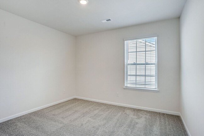 Building Photo - Modern 5-Bedroom Home Near Troutman – Show...