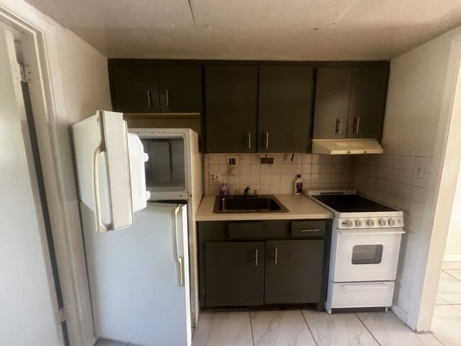 Building Photo - 1315 E Silver Springs Blvd