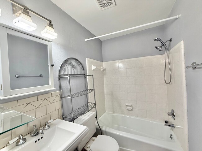 Building Photo - Charming 3BD, 2.5BA North Raleigh Home wit...