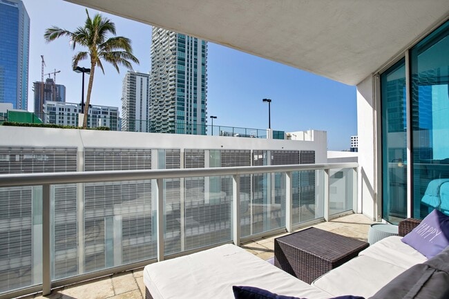 Building Photo - 480 NE 30th St