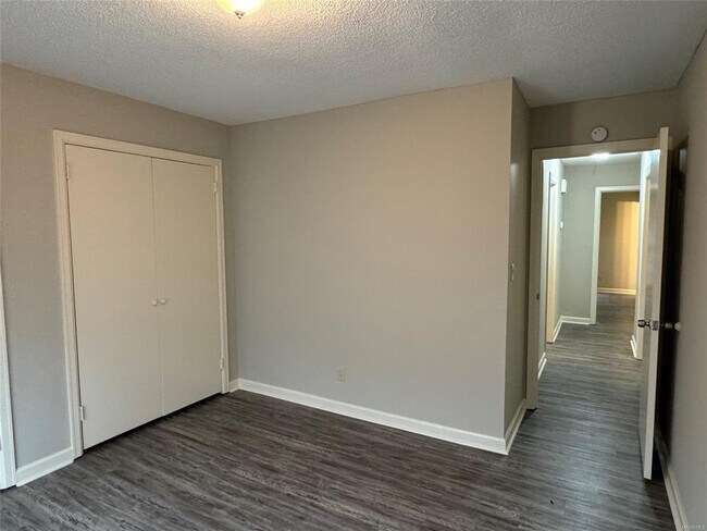 Building Photo - 2233 W Aberdeen Dr