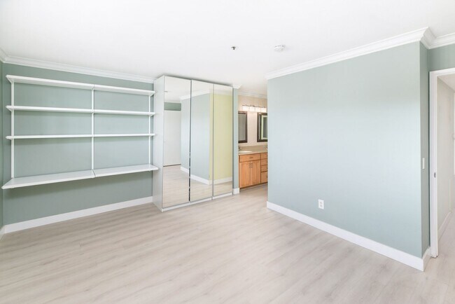 Building Photo - Beautiful Bankers Hill 2 bedroom condo