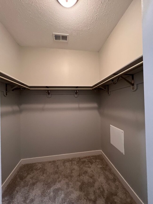 Building Photo - Luxury Living In Midtown near UNMC - 2bed 3bath + Garage