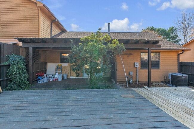 Building Photo - 100 Sunningdale Ct