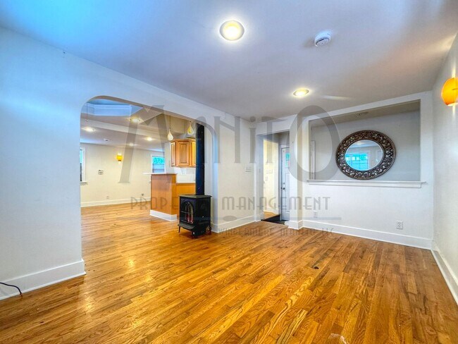 Building Photo - **COMING SOON** Spacious Windmill Studio Unit