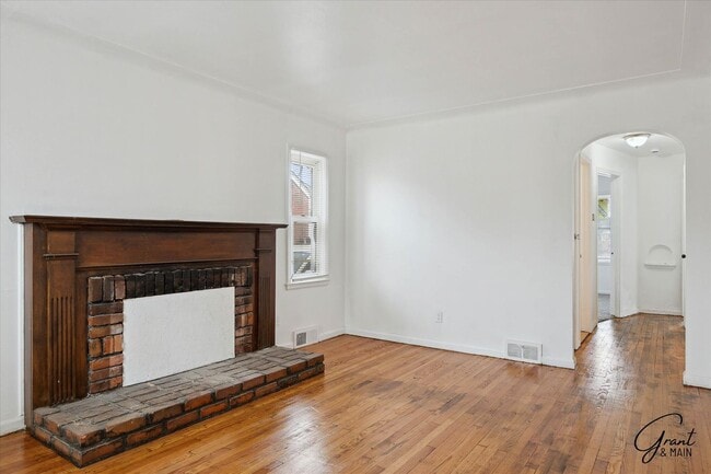 Building Photo - $1,250 - Charming 3 Bedroom Bungalow - Det...