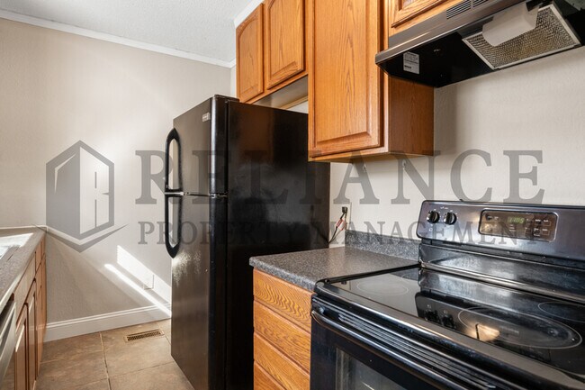 Building Photo - 4825 E Pine St